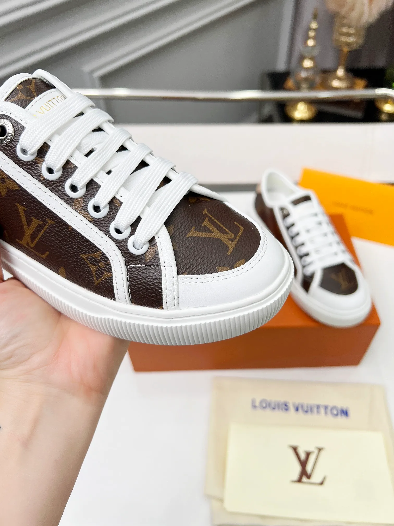 👟👟Ex-factory price 440👟👟 New arrival🆕 The hottest early spring model is coming. LV Lagoon sneakers are made of Monogram denim, injecting a retro flavor into the classic design. Leather trimmings pop out with the Louis Vuitton logo, while stenciled eyelets, trim and laces add to the refined details, and a rubber outsole embellished with Monogram flowers completes the look. Code number: 35~41, multiple colors available! Oil edges + TPU outsole + drawer box packaging